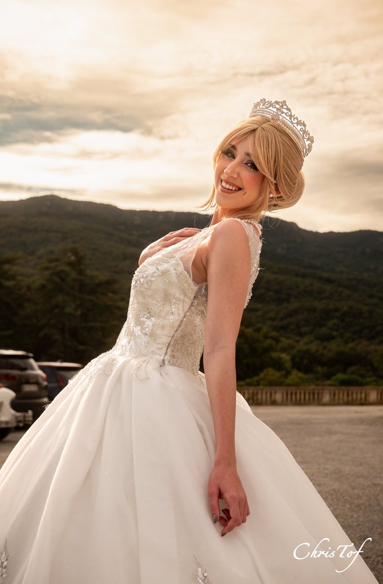 photo prise en exterieur de la marié souriante , apres la ceremonie de mariage a perpignan