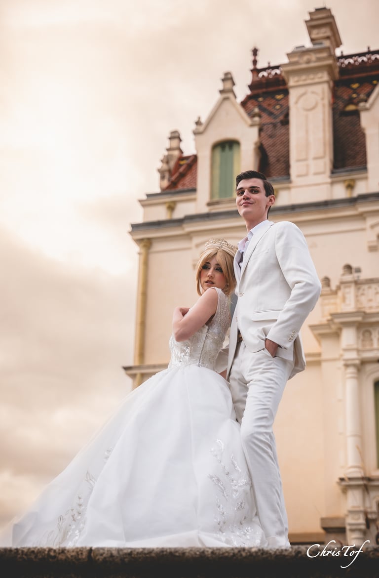 Photo d'un jeune couple de marié devant un magnifique chateau , perpignan mariage 66