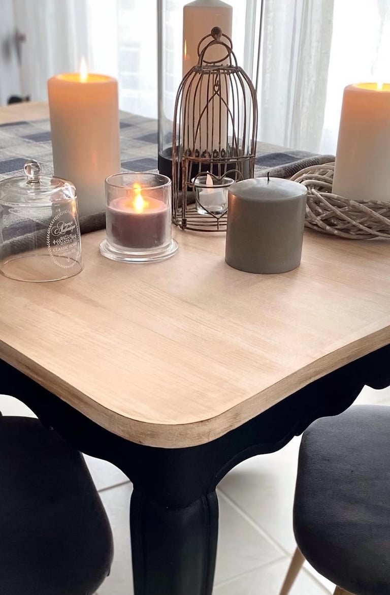 Table repeinte en noir, plateau entièrement poncé avec application d'un vernis transparent