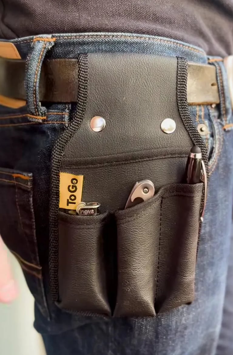 Foto ambientada de una persona llevando en su cintura un portaelementos de mozo