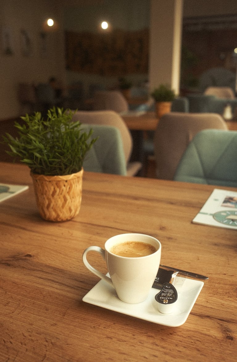 Café Fotografie Rheine: Espresso auf Holztisch bei Mila