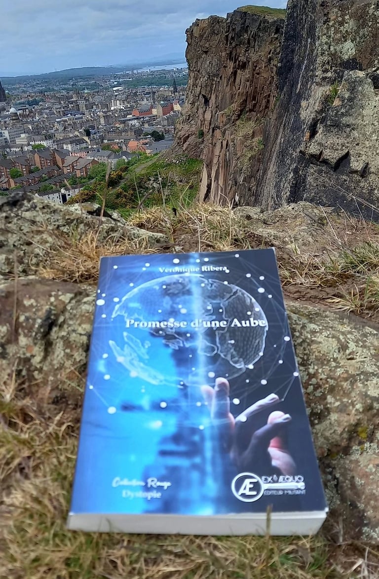 Photo du roman "Promesse d'une aube" en Ecosse, de Véronqiue Ribera.