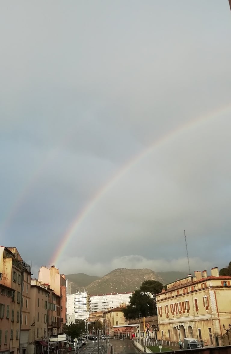Ville de Toulon, Porte d'Italie, Besagne avec arc-en-ciel au dessus du mont Faron