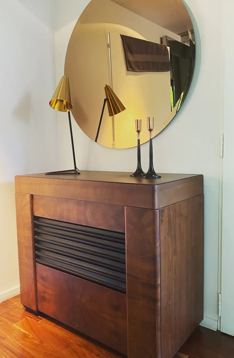 Mueble, lámpara, candelabros y espejo de diseño curados por Basenses Interiorismo Sensorial