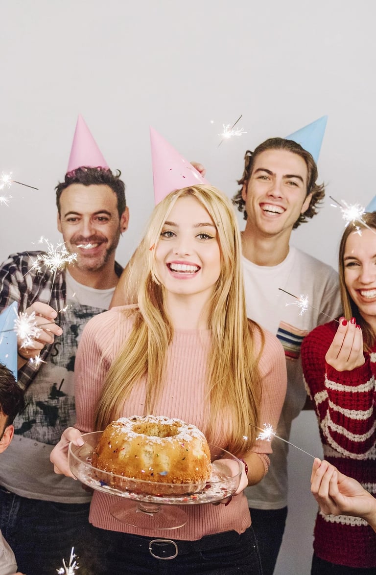 zwei Frauen und zwei Männer lassen sich auf einer Geburtstagsfeier von der Fotobox fotografieren