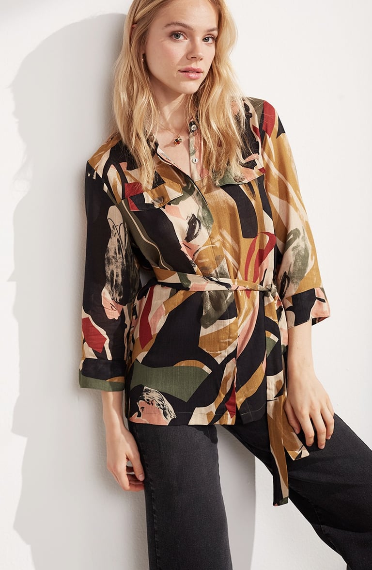 Estampa exclusiva de arte original digital retrata dançarinas em formas abstratas em camisa feminina