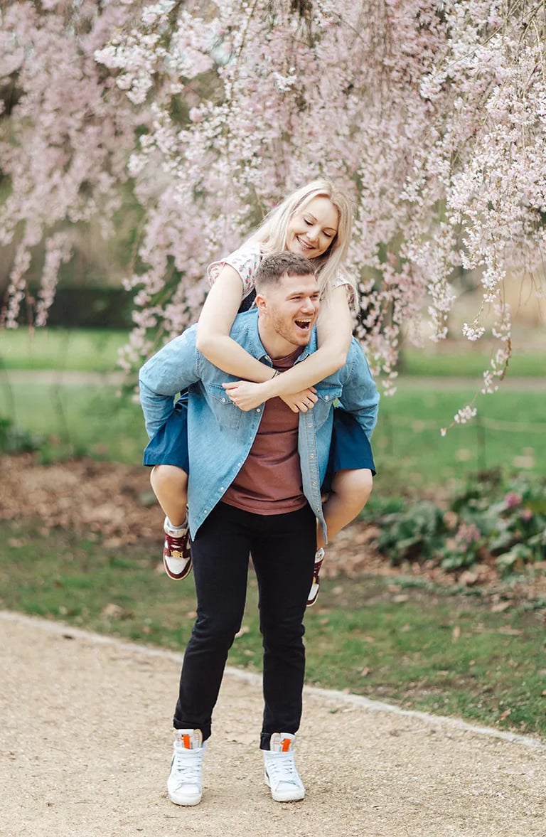 Séance engagement de Claire et Kévin dans un parc à Metz sous les cerisiers en fleurs.