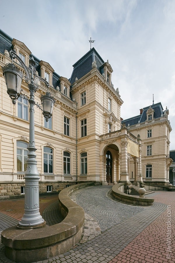 architektoniczne zdjęcie wejścia głównego do pałacu potockich we Lwowie