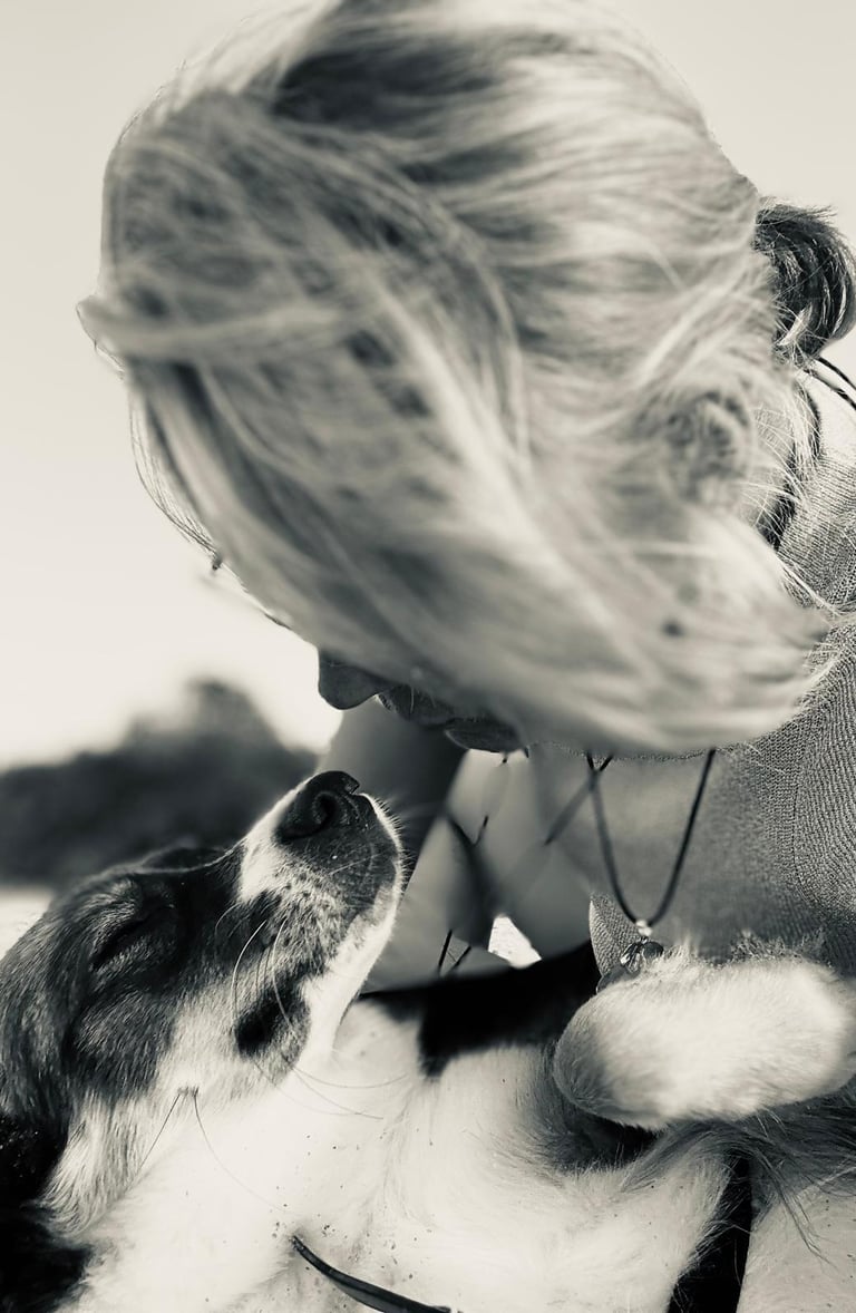 vrouw die een hond wil kussen