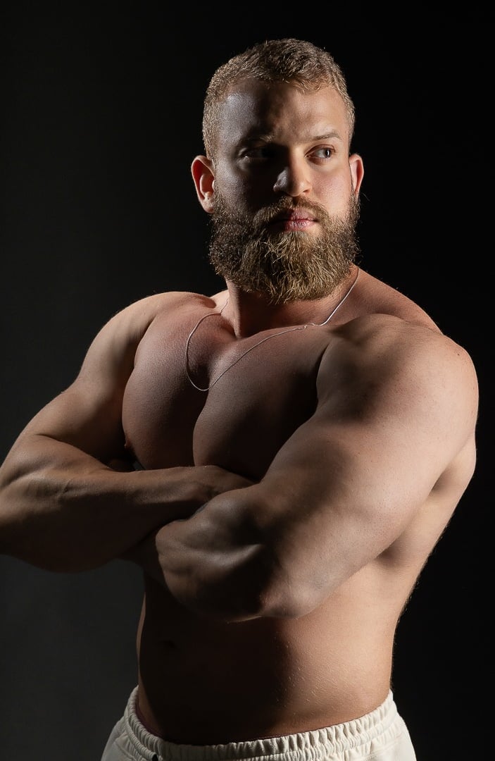 retrato de atleta budybuilding com luz especial para ressaltar músculos