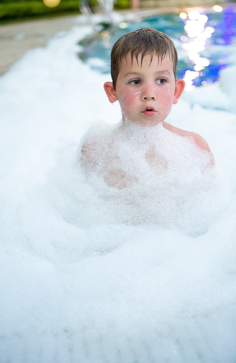 Ребенок в пенном бассейне отеля Radisson Blu на Phu Quoc