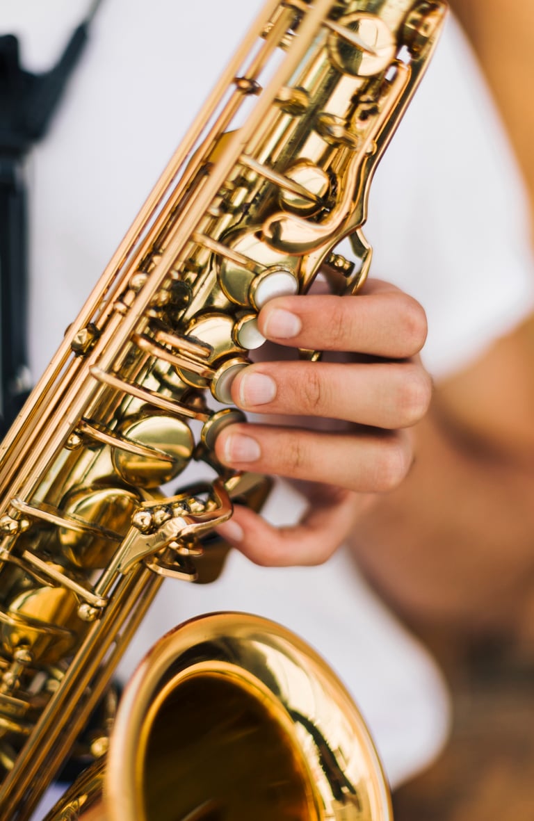 gros plan sur une main qui joue du saxophone