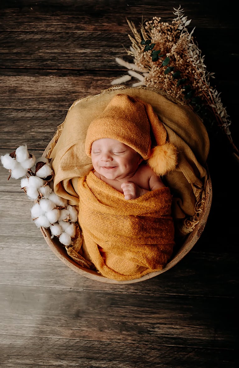un bébé qui sourit pendant une séance photo