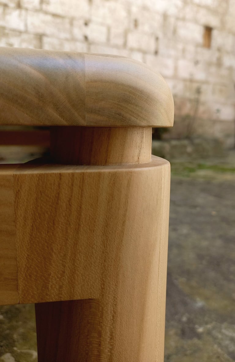 détail du coin de la table mettant en valeur ses arêtes arrondies