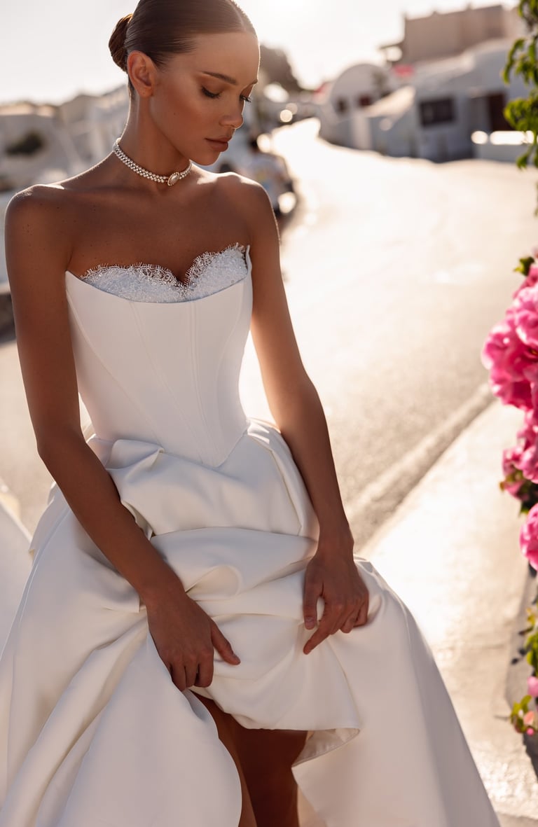 Robe de mariée en satin épurée et minimaliste