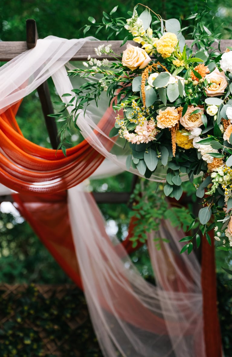 arche fleurie avec voilages