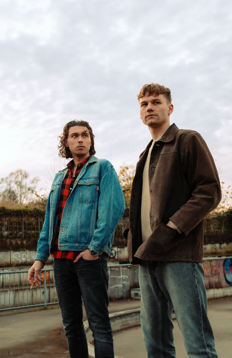 Musiker Porträt Rheine: Authentisches Duo-Shooting im urbanen Stil.