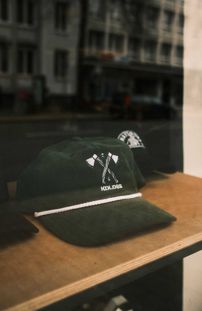 Produktfotografie Rheine: Detail einer grünen Koloss Cap mit Stickerei.