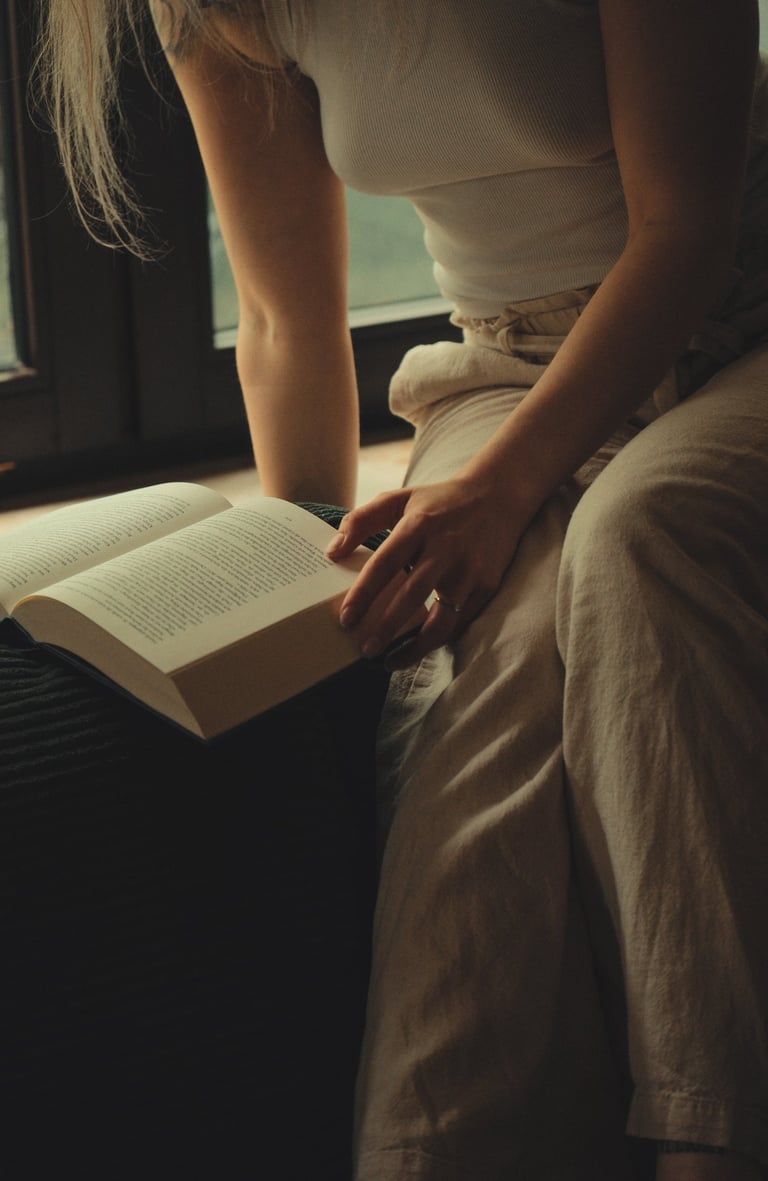 ineastischer Lifestyle-Look Rheine: Nahaufnahme einer Frau, die ein Buch hält, analoger Film-Look.