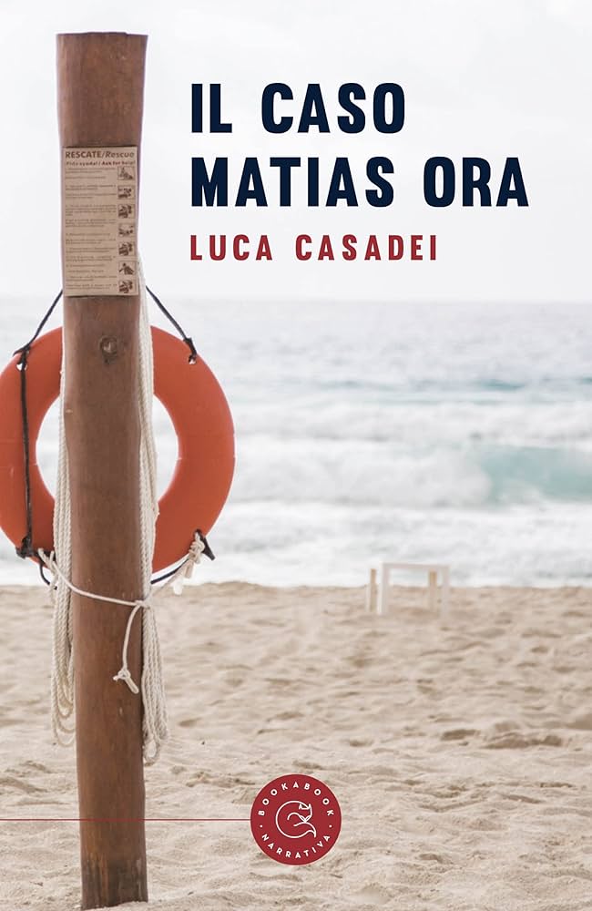 Copertina del libro *Il Caso Matias Ora* di Luca Casadei con un salvagente su una spiaggia.