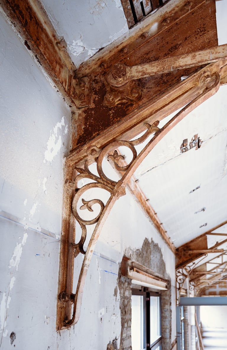 Détail de la charpente Gustave Eiffel avec ses ferronneries
