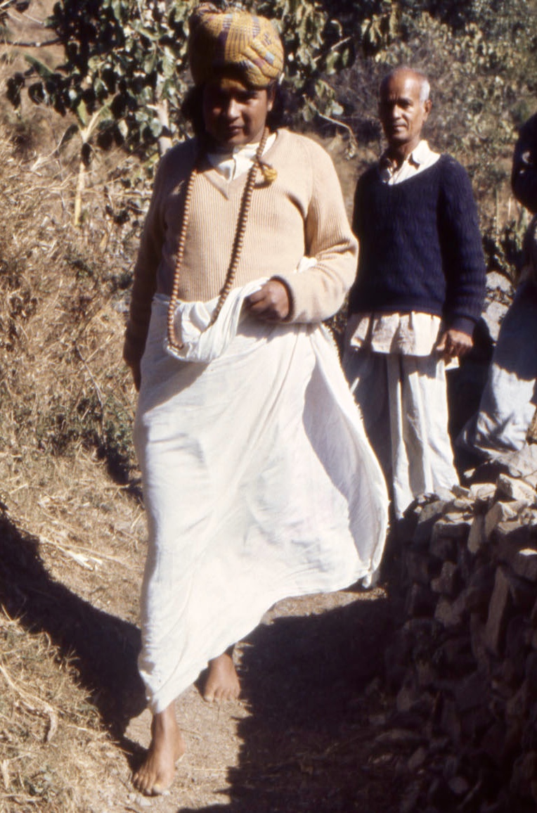 Babaji cammina con devoti