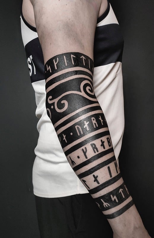 Tatouage viking et nordique en bandes bras.