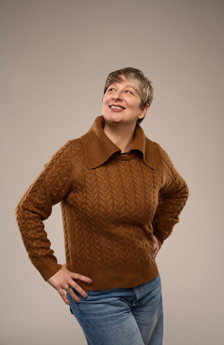 Tania con una sonrisa radiante, transmitiendo alegría y visibilidad gay.