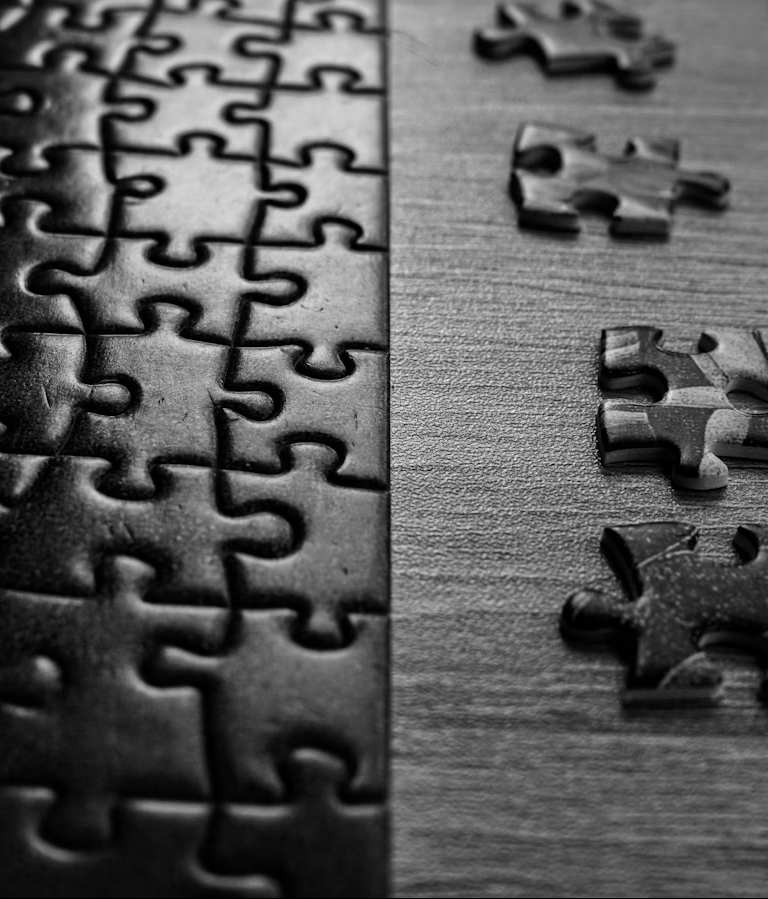 Ineinandergreifende Puzzleteile verdeutlichen IT-Infrastruktur und System-Integration.