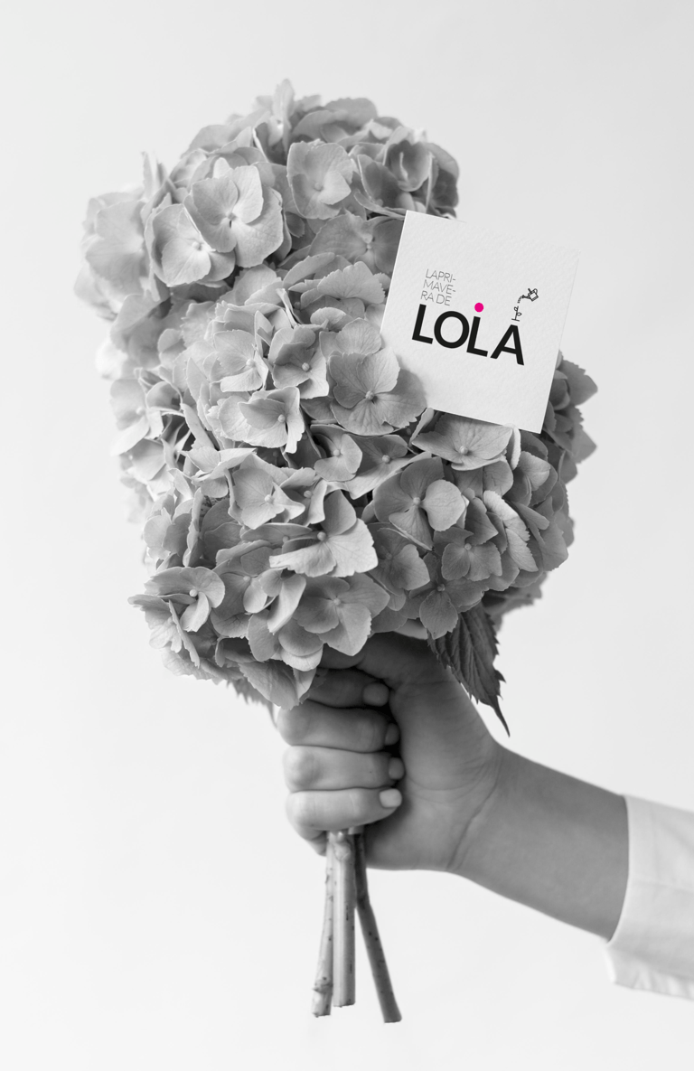 Ramo de hortensias con logotipo La Primavera de Lola, diseño de logotipo en Las Palmas