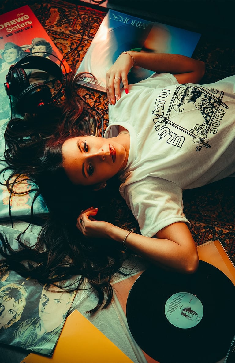 Portrait intimiste en intérieur dans une ambiance old school, photographie capturez à Pau