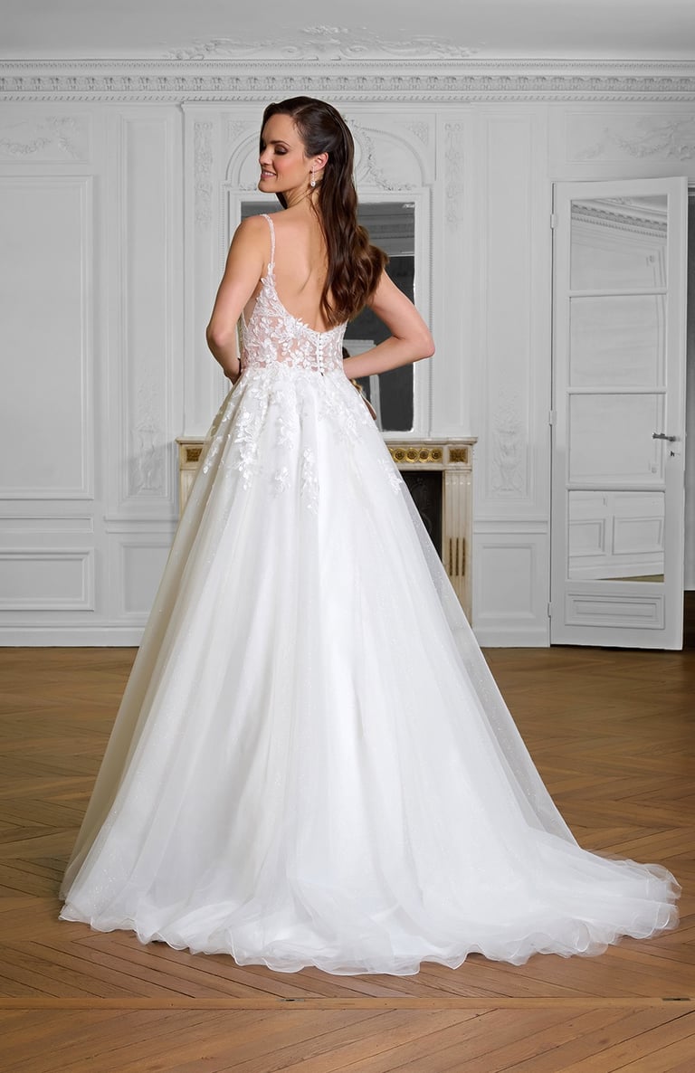 mariée avec une robe dos dégagé