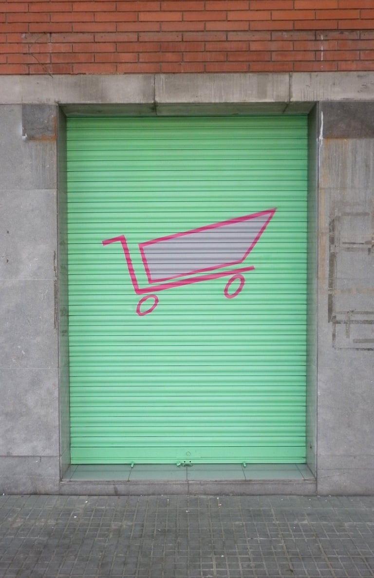 graffiti en cierre metálico de supermercado publicidad pintura decorativa