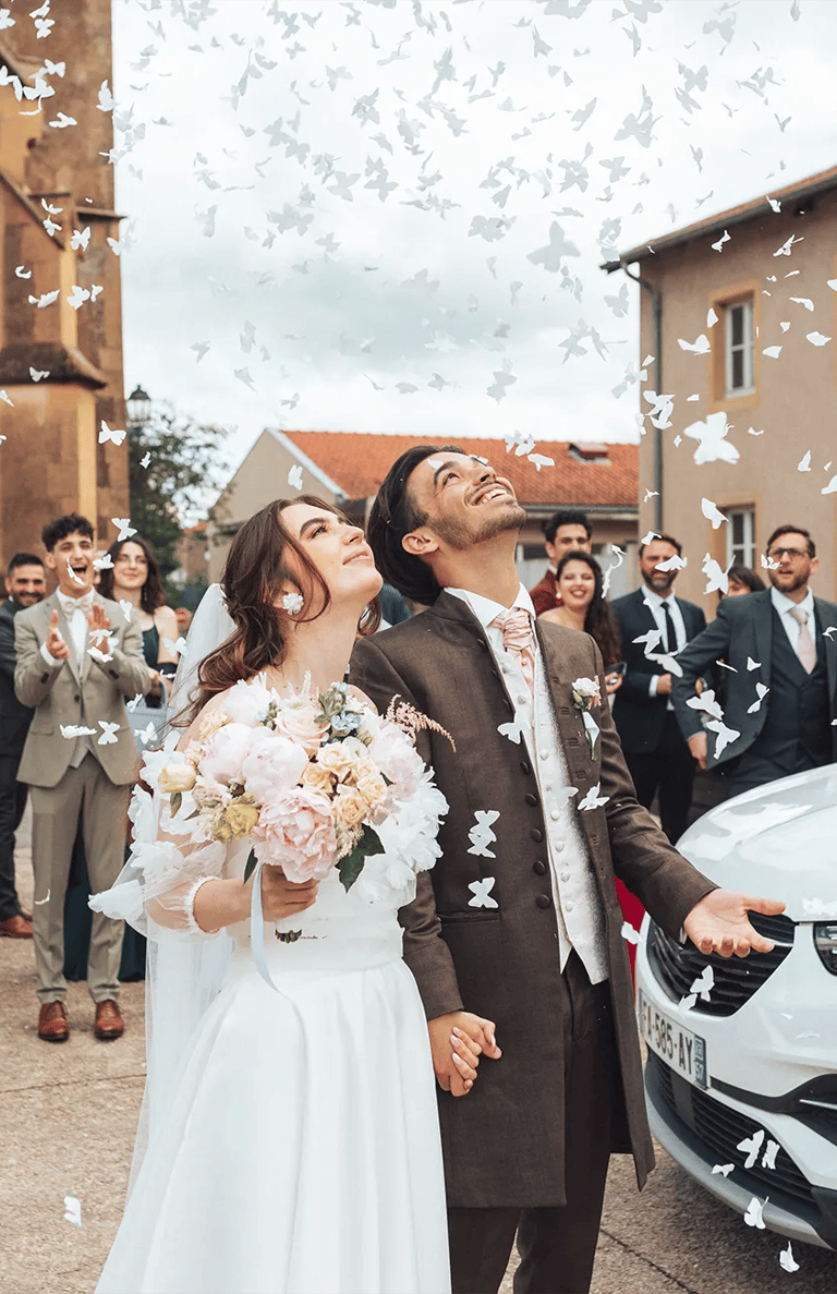 Sortie de la mairie des nouveaux mariés sous une pluie de confettis papillons.