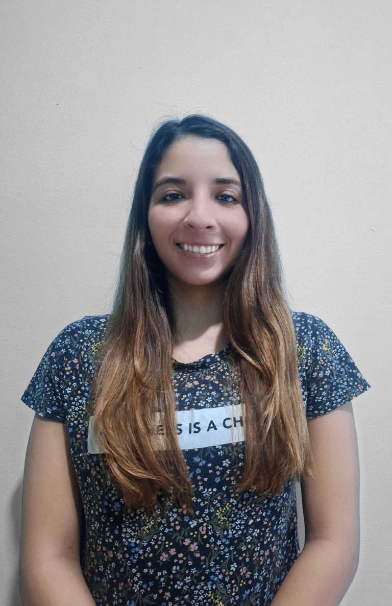 psicologa profesional sonriendo para una foto