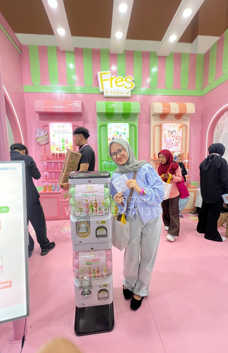 Sewa mesin gacha interaktif untuk booth