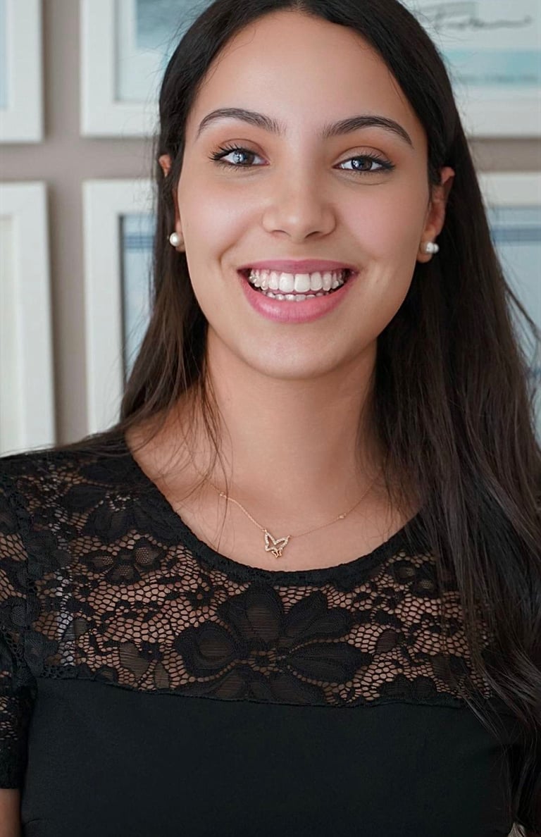 Dounja mostra il risultato finale dopo l'allineamento dentale invisibile