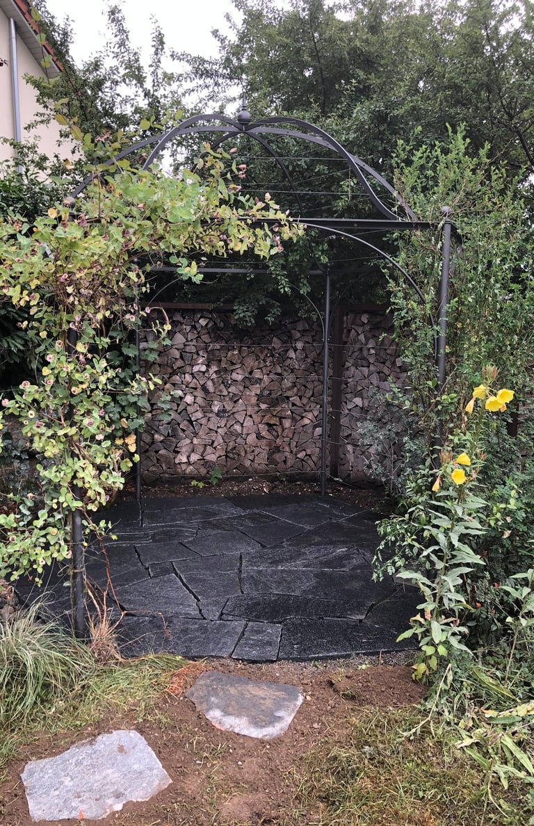 Gartenunterhalt in Bülach: gepflegte Sitzplätze, Rasenkanten und Naturstein – perfekt für...