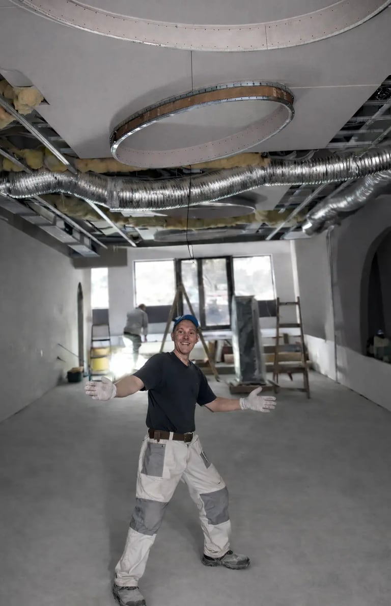 Majstor Maksim ispred komplicirane gipsane konstrukcije koju je napravio (kvalitet slike poboljšan)