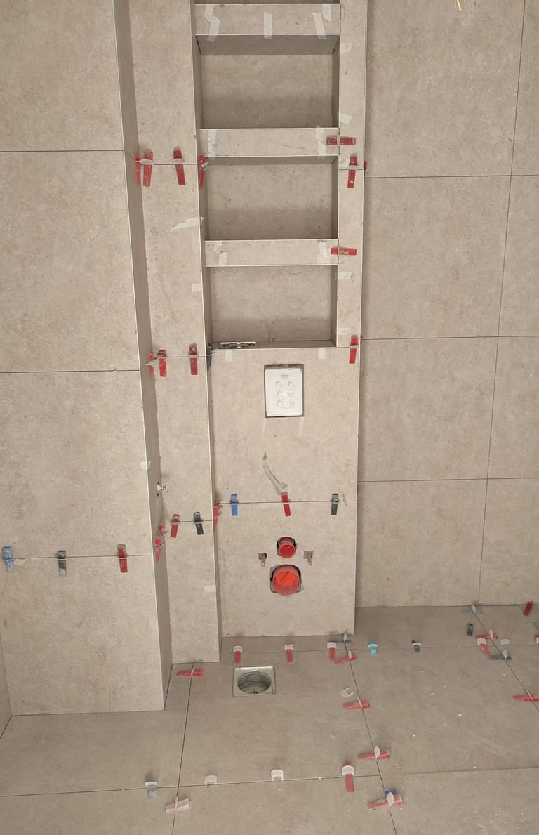 Gipsana konstrukcija po narudžbini za konzolnu WC šolju s policama