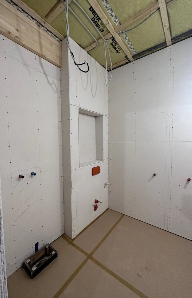 Gipsana konstrukcija po narudžbini za konzolnu WC šolju s policama