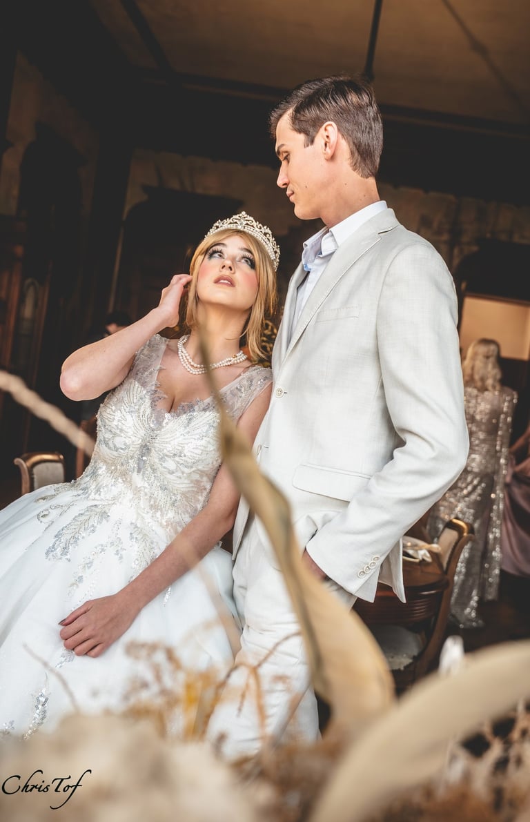regard amoureux d'un jeune couple de marié dans le chateau de valmy argeles sur mer 66 