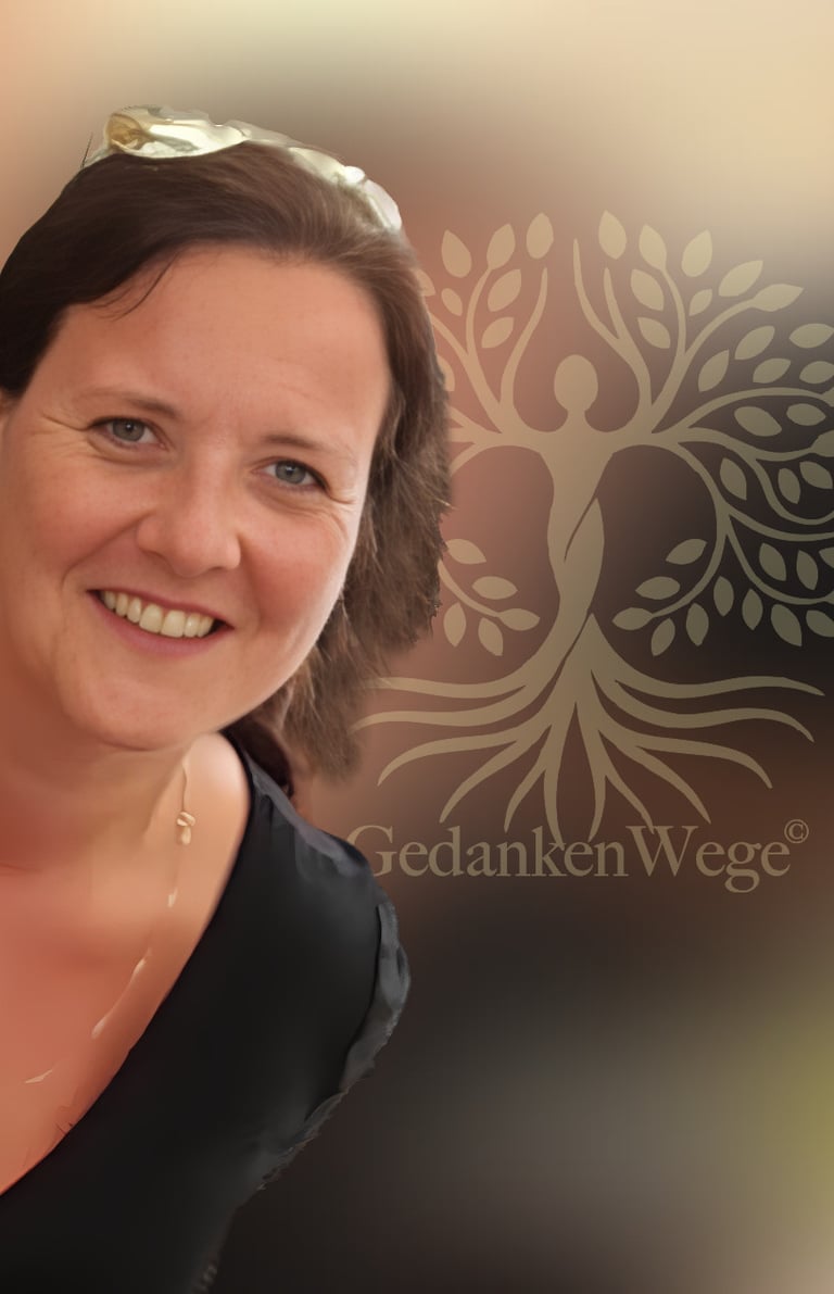 Portrait von Christine Cleve vor dem Logo von GedankenWege, #GedankenWege