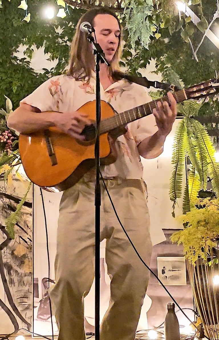 Levirt presentandose en un open mic en guadalajara mexico