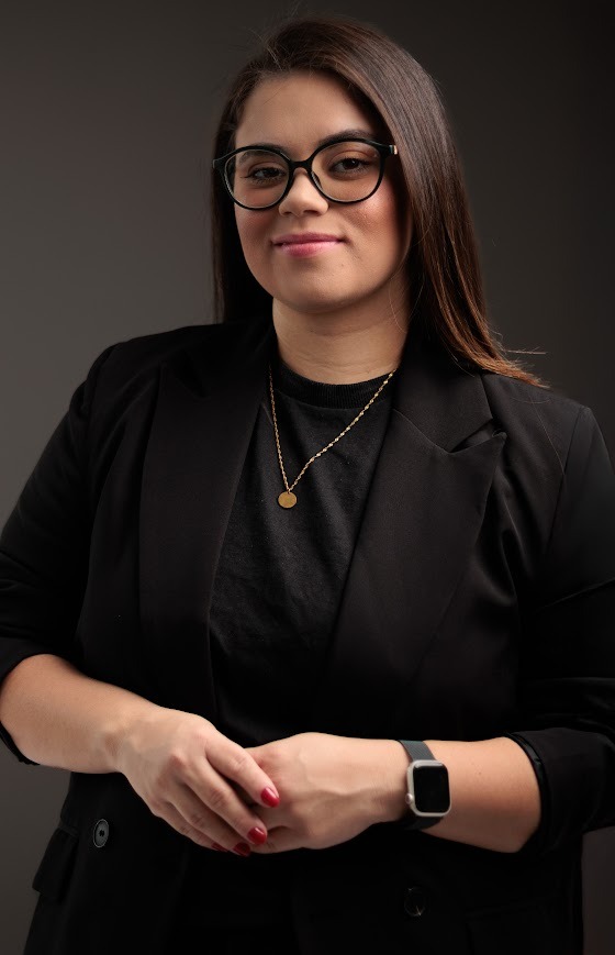 Close de retrato corporativo em Barueri: mulher de óculos, foto profissional em estúdio com fundo es