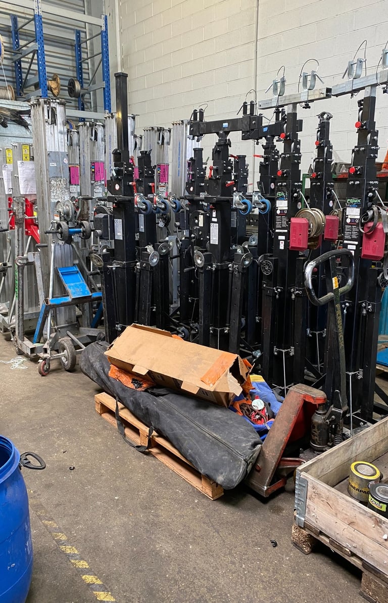 LOT DE PIED DE LEVAGE ET ELEVATEUR LEVE CHARGE