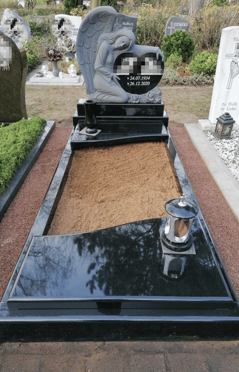 Grabmal mit Engel aus schwarzem Granit