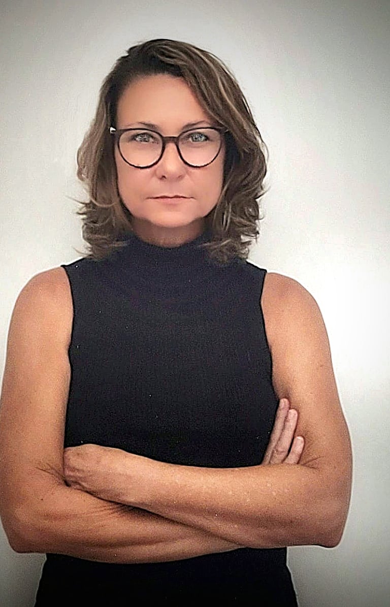 ana jardim mulher cabelo castanho e oculos com braços cruzados