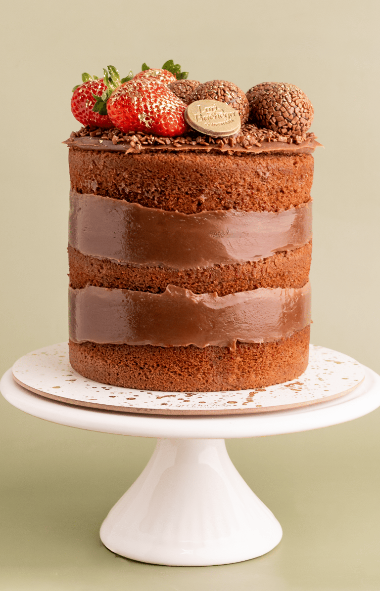 Naked cake: bolo de chocoate com recheio de Brigadeiro  e decoração de morango