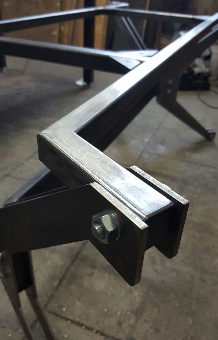 Prototipo di un tavolo di design in ferro 